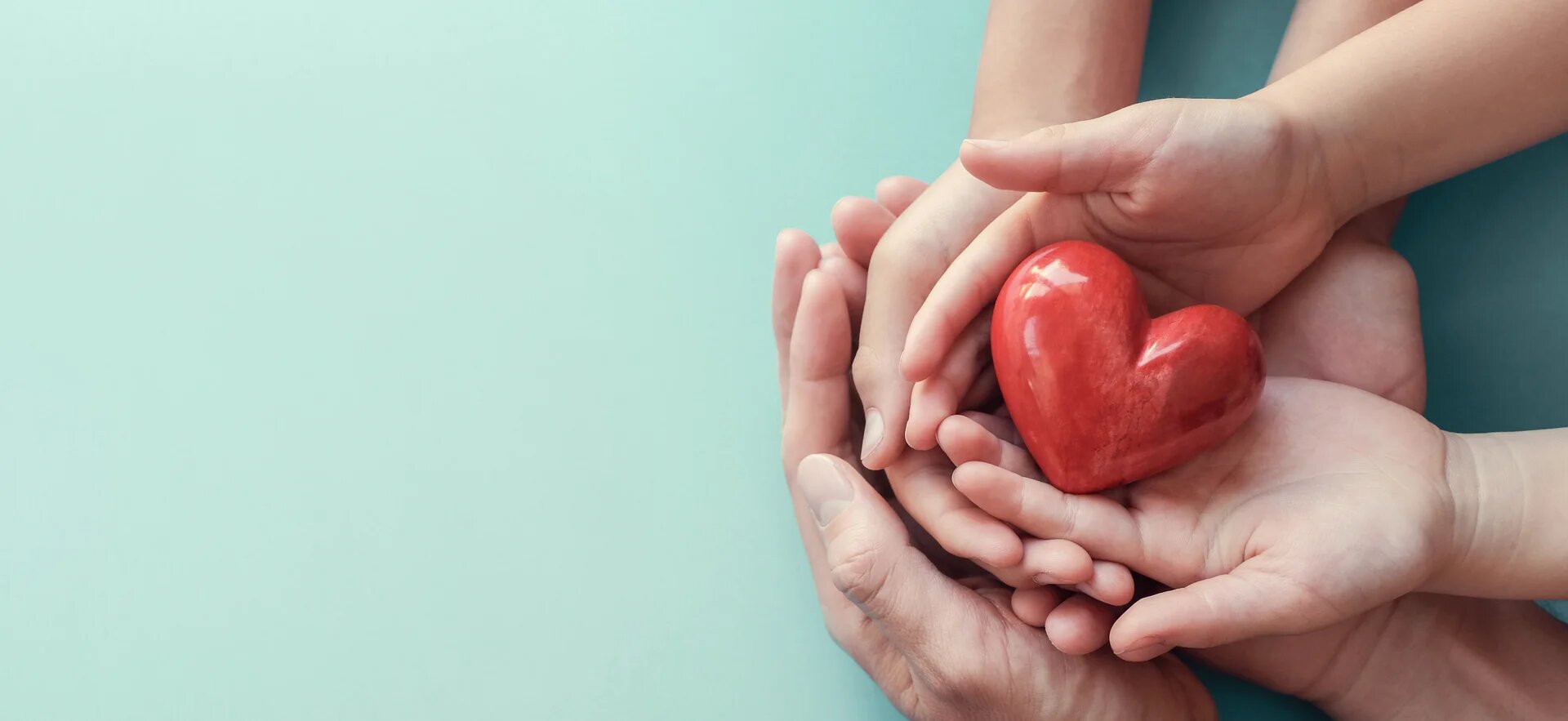 Coeur rouge dans des mains