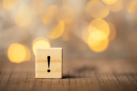 point d'exclamation sur cube en bois